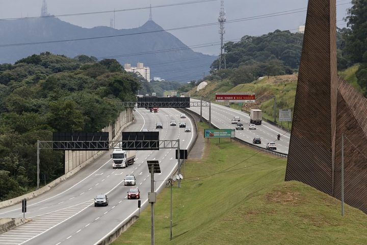 Já está em fase de testes em algumas cidades brasileiras o pedágio chamado de free-flow (fluxo livre, em português), aprovado pelo Conselho Nacional de Trânsito (Contran). 