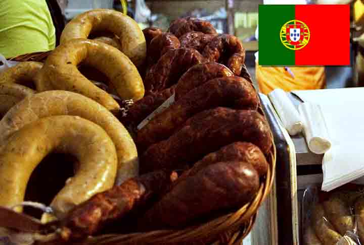 15º) Chouriço (Portugal) - É temperado com sal, alho, pimenta-do-reino, louro e páprica, que pode ser doce ou picante (colorau). Esses ingredientes são misturados e embutidos em tripa natural, sendo posteriormente defumados.