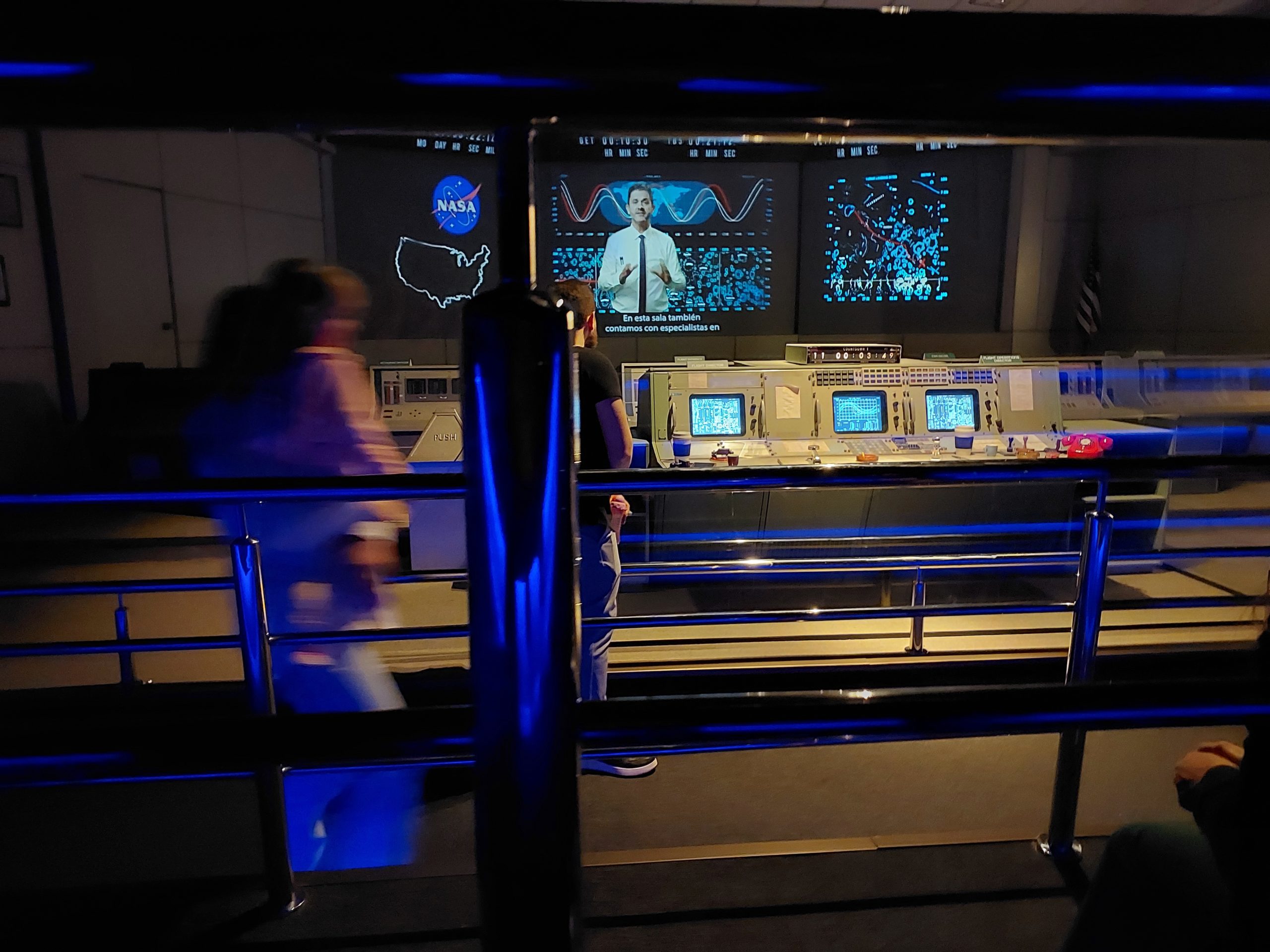 Entre os artigos originais em exibição no parque estão peças da sala de controle e mesas que fizeram parte dos projetos Apollo. 
