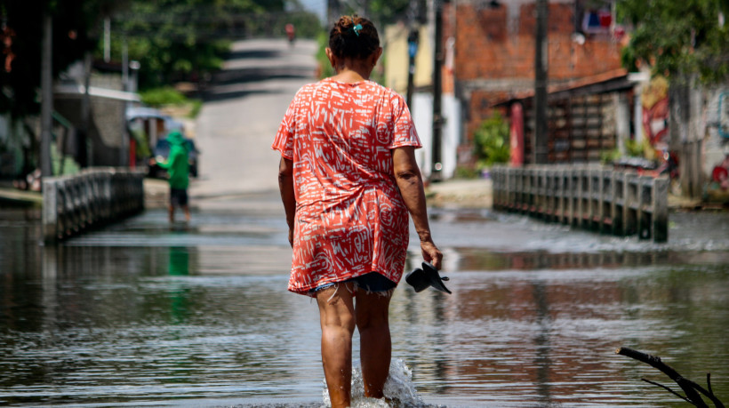 Rua inundada após as fortes chuvas que transbordou o rio Cocó (Foto: Samuel Setubal/ O Povo)