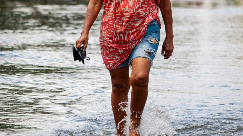 FORTALEZA, CEARÁ, BRASIL, 07-03-2025: Rua inundada após as fortes chuvas qque transbordou o rio Cocó por cima da ponte de passagem da Sabiaguaba. (Foto: Samuel Setubal/ O Povo)