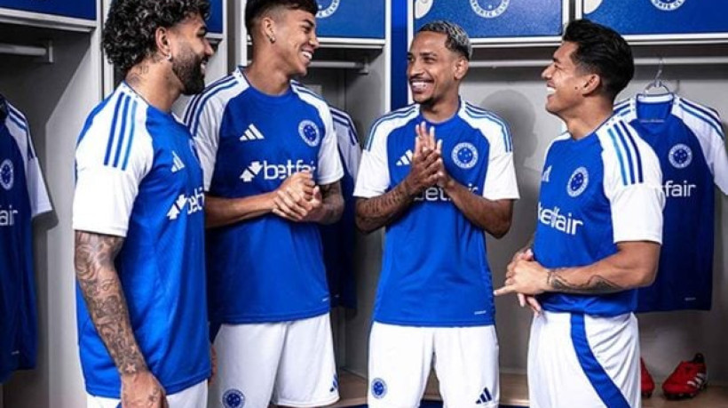 Coleção 2025 tem o azul como cor predominante, com as mangas em branco e retorna com o escudo