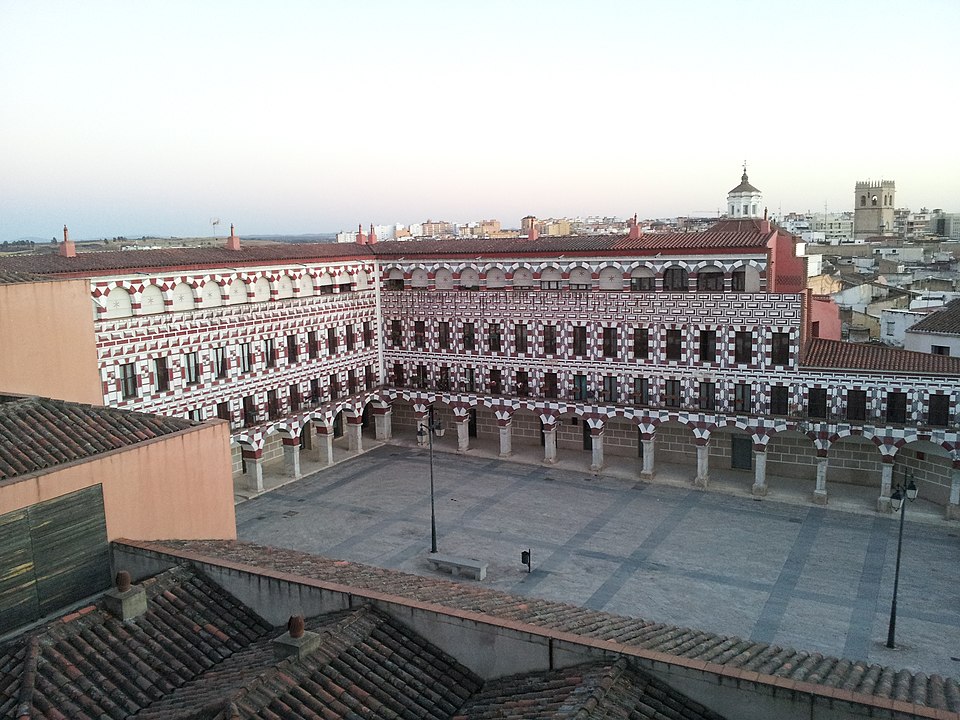 Na cidade de Badajoz, a maior da região da Estremadura, fica a Praça Alta, cuja  arquitetura e estilo de decoração preservam características de sua origem . A cidadela foi construída durante o domínio muçulmano há mais de mil anos. 