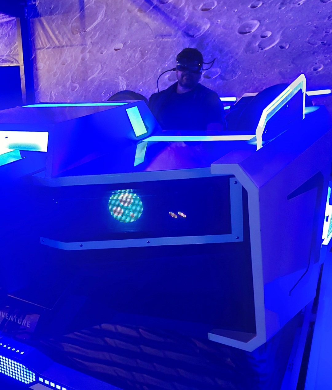 O parque ainda oferece um café temático e games com realidade virtual de última geração.
