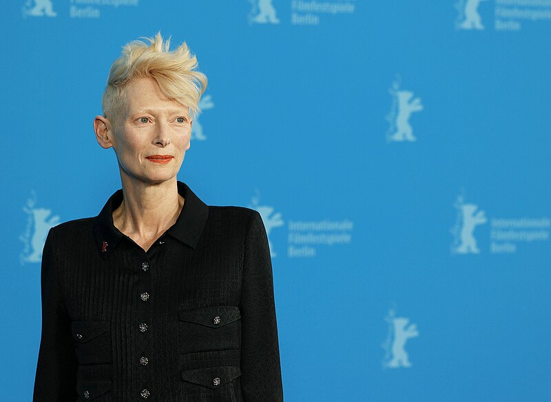 Durante participação no Festival de Berlim, em fevereiro, a atriz Tilda Swinton (‘Doutor Estranho” e “O Quarto ao Lado”) anunciou que fará uma pausa na carreira. “Terei um pouco de paz e silêncio para pensar como serão os próximos 40 anos”, declarou. 
