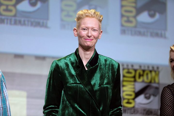 Na vida pessoal, Tilda é mãe de gêmeos e vive a maior parte do tempo em Highland, na Escócia, onde mantém uma ligação forte com suas raízes. 