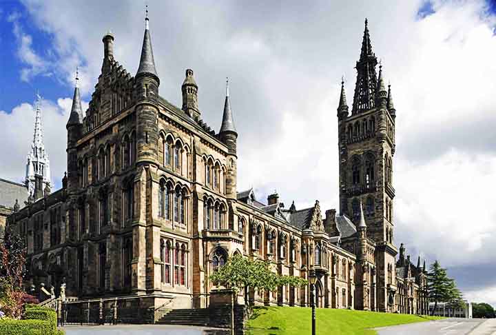 Glasgow – Escócia, 635 mil habitantes. Glasgow é famosa por sua cena artística, vida noturna e arquitetura vitoriana. O Museu Kelvingrove, a Galeria de Arte Moderna e o Parque da Cidade são locais imperdíveis.

