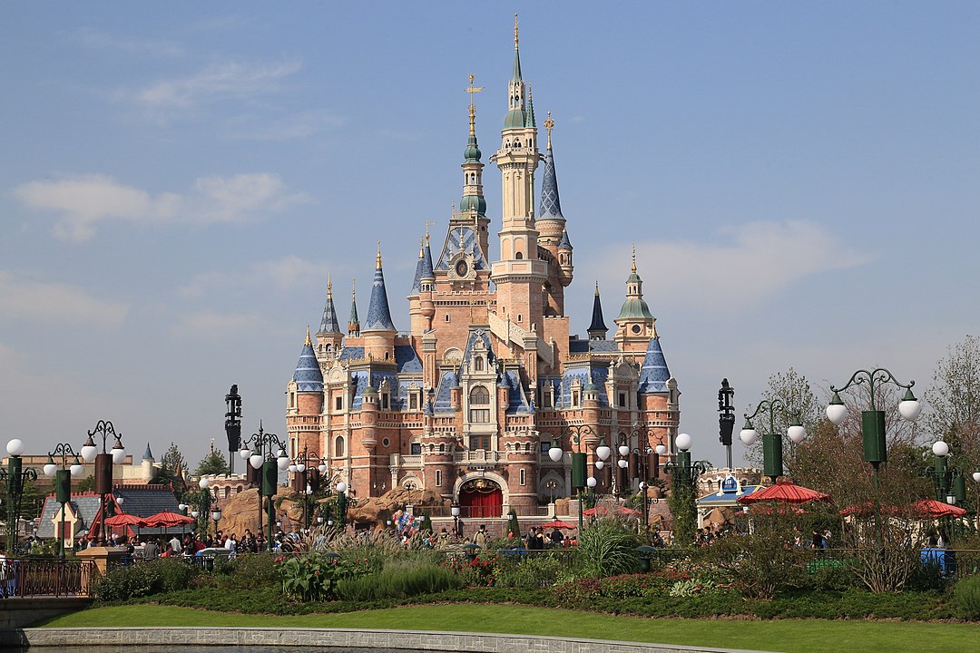 Ao longo dos anos, a The Walt Disney Company continuou crescendo e inovando, mantendo vivo o espírito criativo e empreendedor de seu fundador. Os parques temáticos se expandiram para diversos países, incluindo França, Japão e China (foto), tornando-se destinos turísticos icônicos. 