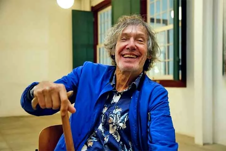 Apesar das dificuldades motoras, Dussek continua com sua carreira, oferecendo exemplo de superação e levando uma mensagem de otimismo para aqueles que compartilham da mesma luta.