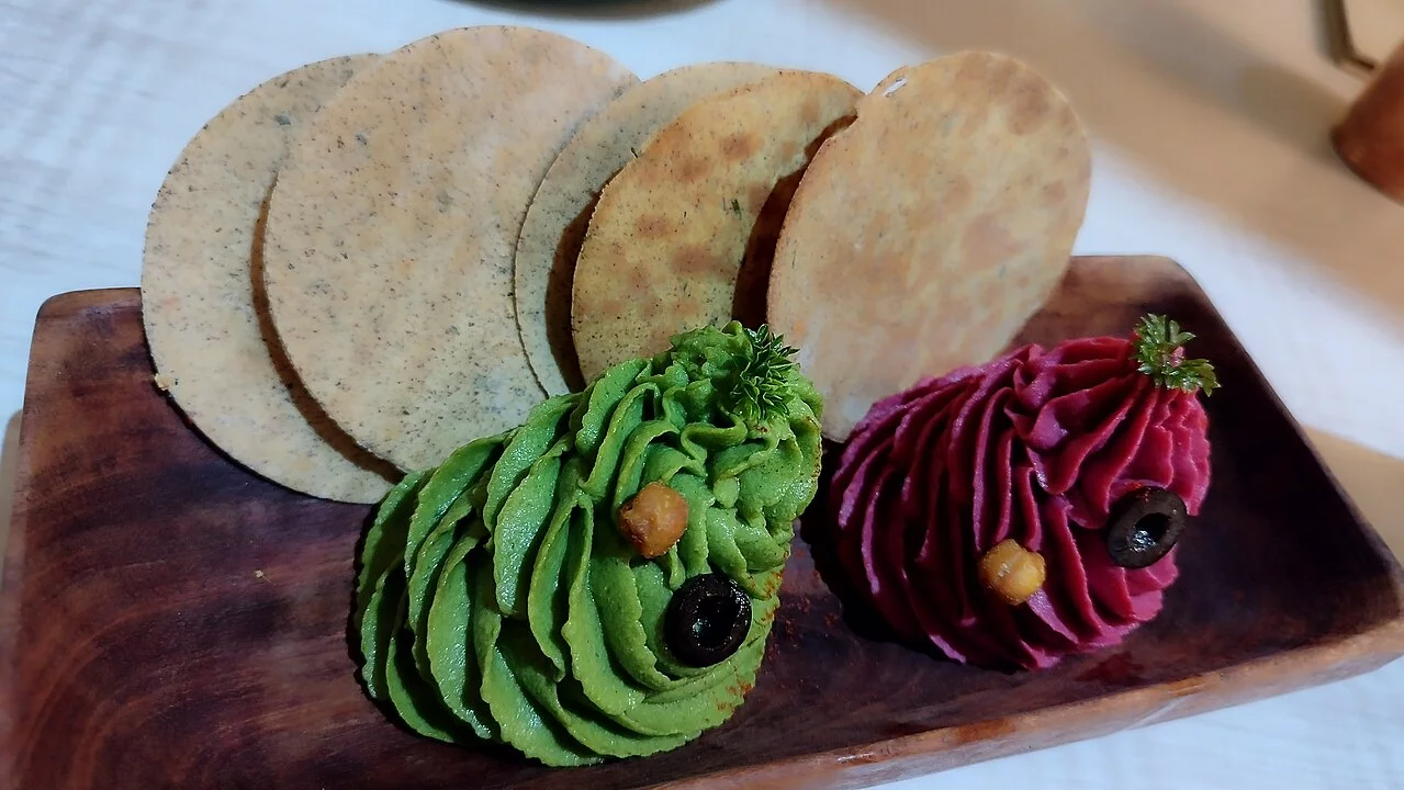 As folhas novas podem ser adicionadas cruas às saladas, enquanto as folhas maduras são mais comumente servidas cozidas ou no vapor, caso em que têm sabor e textura semelhantes ao espinafre.