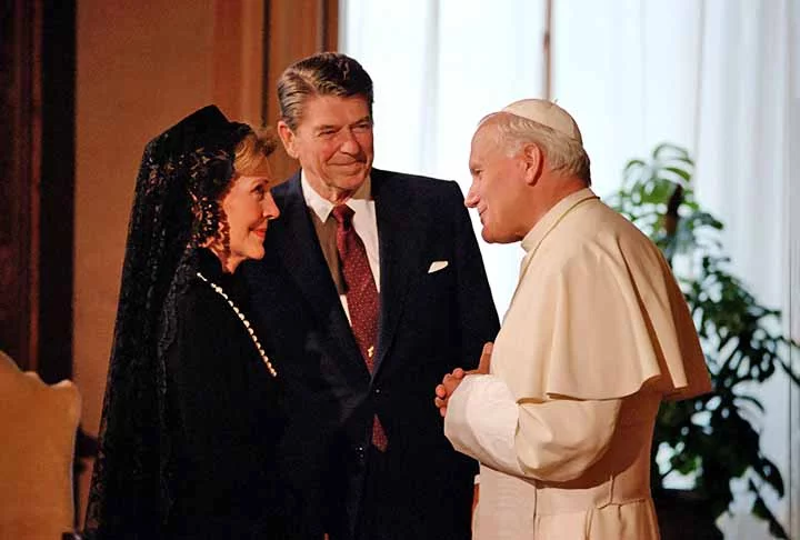 O Papa João Paulo II foi diagnosticado com Parkinson em 1991, embora o Vaticano tenha mantido segredo a respeito do assunto por muitos anos. O pontífice sofreu com a doença nos últimos anos de sua vida, enfrentando dificuldades motoras, mas continuou a cumprir suas funções até sua morte em 2005.