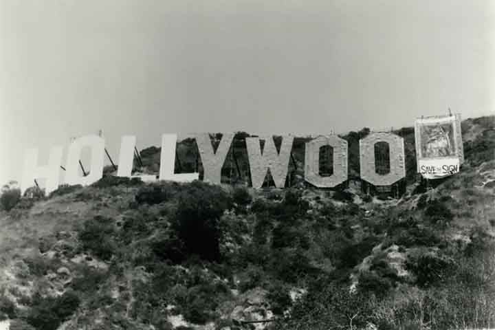 No entanto, o empreendimento não teve sucesso financeiro e faliu. Determinado a alcançar seu sonho, Walt se mudou para Hollywood em 1923 com apenas 40 dólares no bolso e uma mala cheia de desenhos.