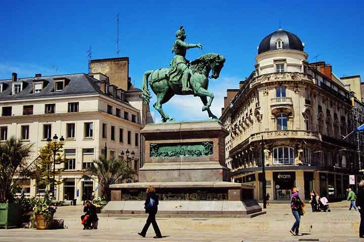 A França, localizada na Europa Ocidental, é um país famoso por sua história, cultura, gastronomia e belas paisagens. Suas cidades, com uma rica diversidade de tradições e uma arquitetura marcante, são destinos turísticos muito procurados. Cada cidade tem um caráter único, seja pela sua importância histórica ou pelo charme moderno.

