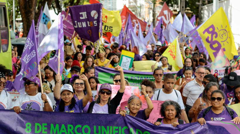 FORTALEZA, CEARÁ, BRASIL, 08-03-2025: Rede Itinerante de Mulheres Atuantes realiza o Ato Unificado do Ceará no Dia da Mulher com concentração na Praça da Bandeira. (Foto: Samuel Setubal/ O Povo)