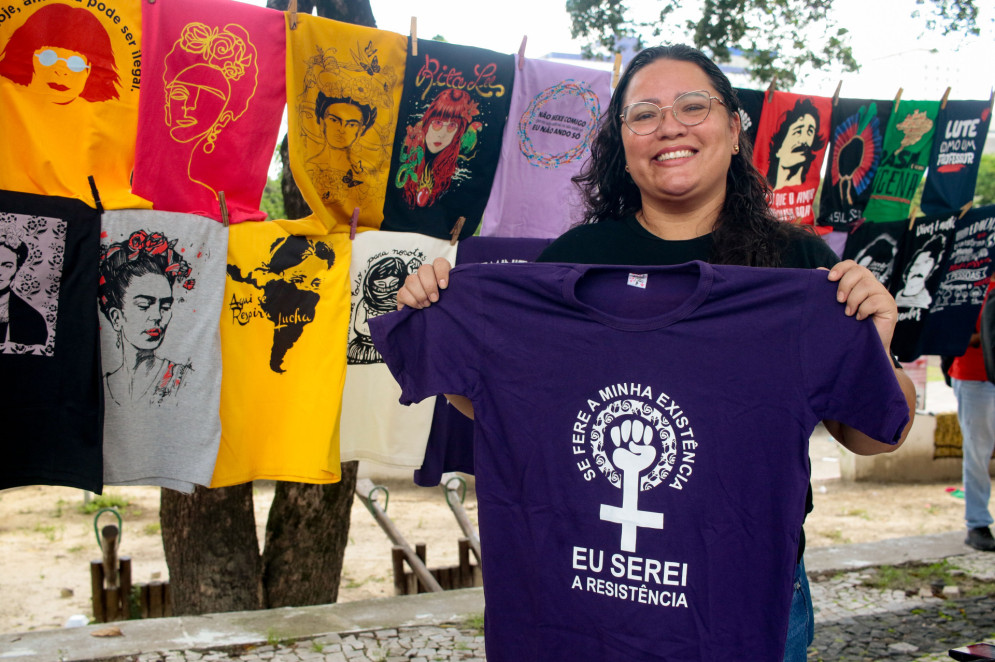 FORTALEZA, CEARÁ, BRASIL, 08-03-2025: Bárbara Oliveira, 39 anos junto com a Rede Itinerante de Mulheres Atuantes realiza o Ato Unificado do Ceará no Dia da Mulher com concentração na Praça da Bandeira. (Foto: Samuel Setubal/ O Povo)