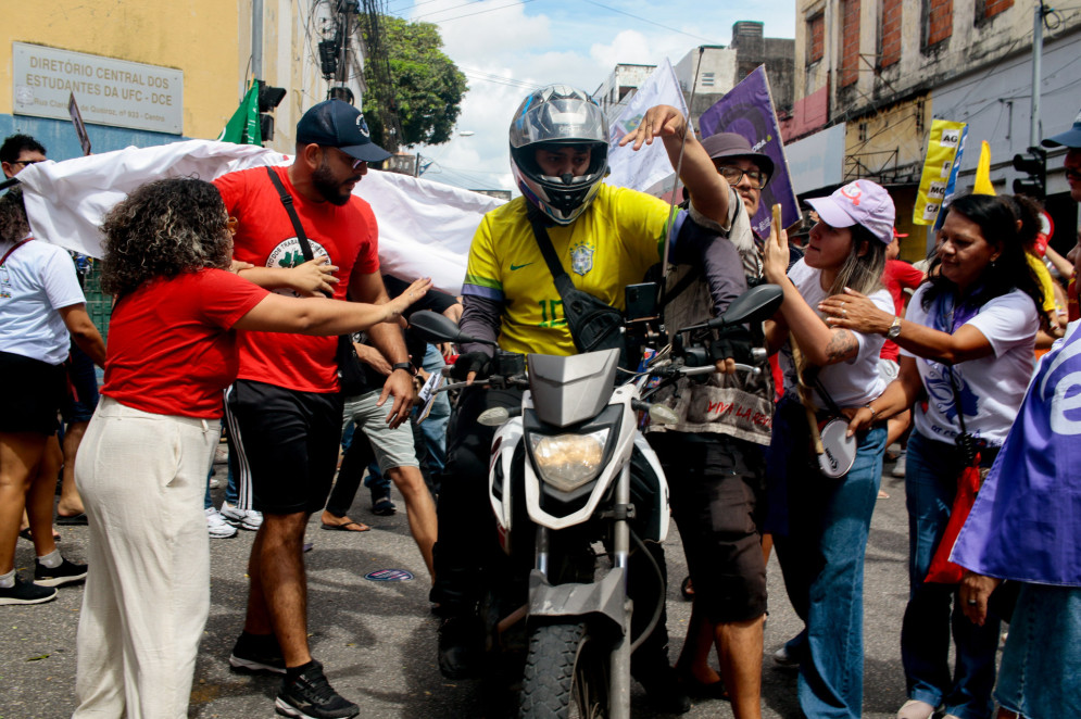 FORTALEZA, CEARÁ, BRASIL, 08-03-2025: Briga no trânsito durante bloqueio de rua na manifestação da Rede Itinerante de Mulheres Atuantes realiza o Ato Unificado do Ceará no Dia da Mulher com concentração na Praça da Bandeira, . (Foto: Samuel Setubal/ O Povo)