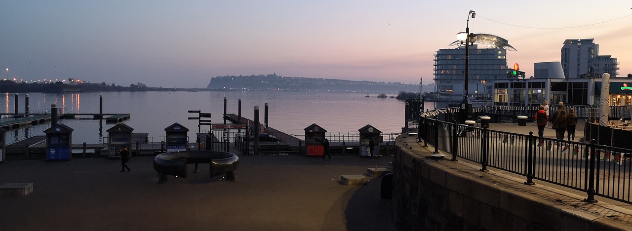 Cardiff – País de Gales, 360 mil habitantes. A capital do País de Gales é conhecida por sua história celta e pelos belos castelos. O Castelo de Cardiff, o Museu Nacional de História e o Cardiff Bay são pontos turísticos notáveis.

