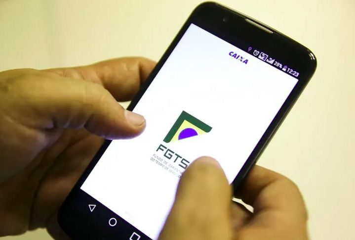 Nele, o trabalhador consegue agendar a transferência do valor para qualquer conta bancária em seu nome, sem custos adicionais.