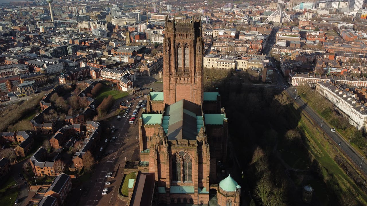 Liverpool – Inglaterra, 500 mil habitantes. Famosa como o berço dos Beatles, Liverpool tem uma rica herança cultural. A Catedral de Liverpool, o Museu dos Beatles e o Albert Dock são pontos turísticos essenciais.

