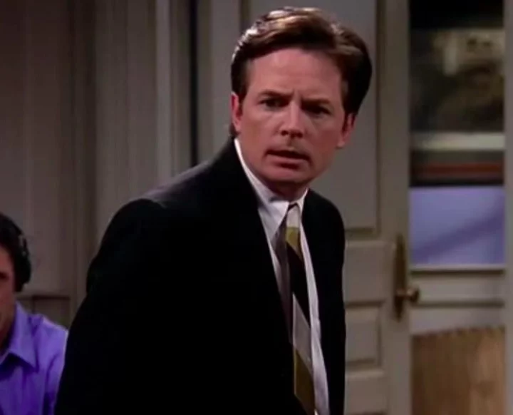 O ator Michael J. Fox, famoso por seu papel em De Volta para o Futuro, foi diagnosticado com Parkinson em 1991, aos 29 anos. Ele tornou-se um dos maiores defensores da pesquisa sobre a doença, fundando a Michael J. Fox Foundation.
