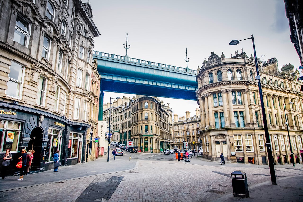 Newcastle upon Tyne – Inglaterra, 148 mil habitantes. Newcastle é conhecida pela sua vida noturna e pela arquitetura de estilo georgiano. O Castelo de Newcastle, o Museu de Arte de Newcastle e o Tyne Bridge são pontos turísticos populares.

