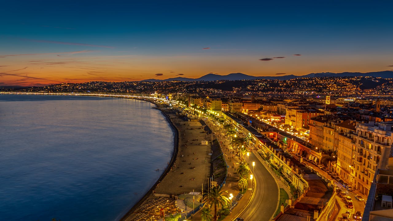 Nice – Provença-Alpes-Costa Azul, 340 mil habitantes. Localizada na Riviera Francesa, Nice é famosa por suas praias e clima ameno. A Promenade des Anglais, a Colina do Castelo e o Museu Marc Chagall são pontos turísticos obrigatórios.

