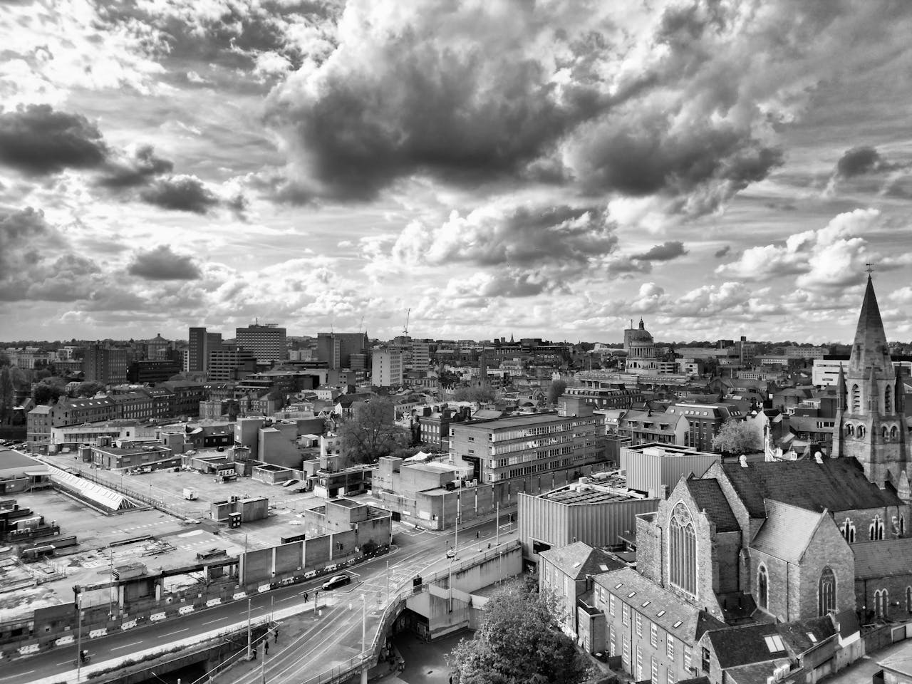 Nottingham – Inglaterra, 350 mil habitantes. Famosa pelas lendas de Robin Hood, Nottingham também tem uma rica história medieval. O Castelo de Nottingham, a Galeria de Arte de Nottingham e a Gruta de Nottingham são atrações imperdíveis.

