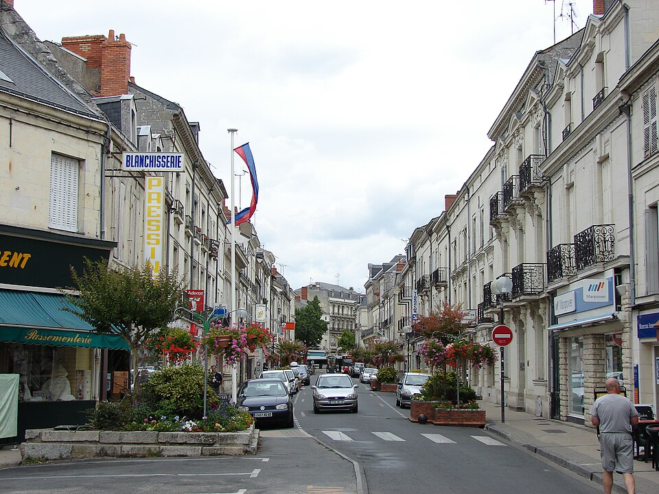 León – Pays de la Loire, 170 mil habitantes. Esta cidade é famosa por sua história medieval e sua arquitetura elegante. A Basílica de Saint-Martin, o Museu de Arte de Nantes e a Place Royale são lugares que não podem ser perdidos.


