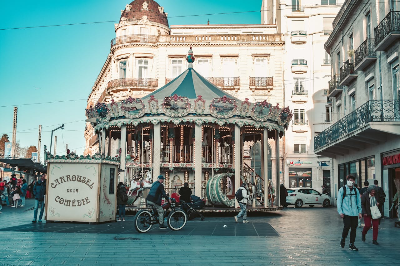 Montpellier – Occitânia, 290 mil habitantes. Com uma vida universitária ativa, Montpellier é uma cidade vibrante e cheia de história. O Place de la Comédie, o Museu Fabre e o Jardim Botânico de Montpellier são ótimos para visitar.

