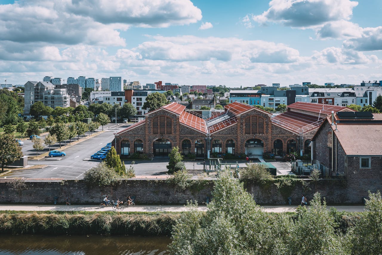 Rennes – Bretanha, 215 mil habitantes. Capital da Bretanha, Rennes é uma cidade com uma história rica e uma vida cultural vibrante. O Parlamento da Bretanha, a Catedral de Saint-Pierre e o Parque de Thabor são locais turísticos de destaque.

