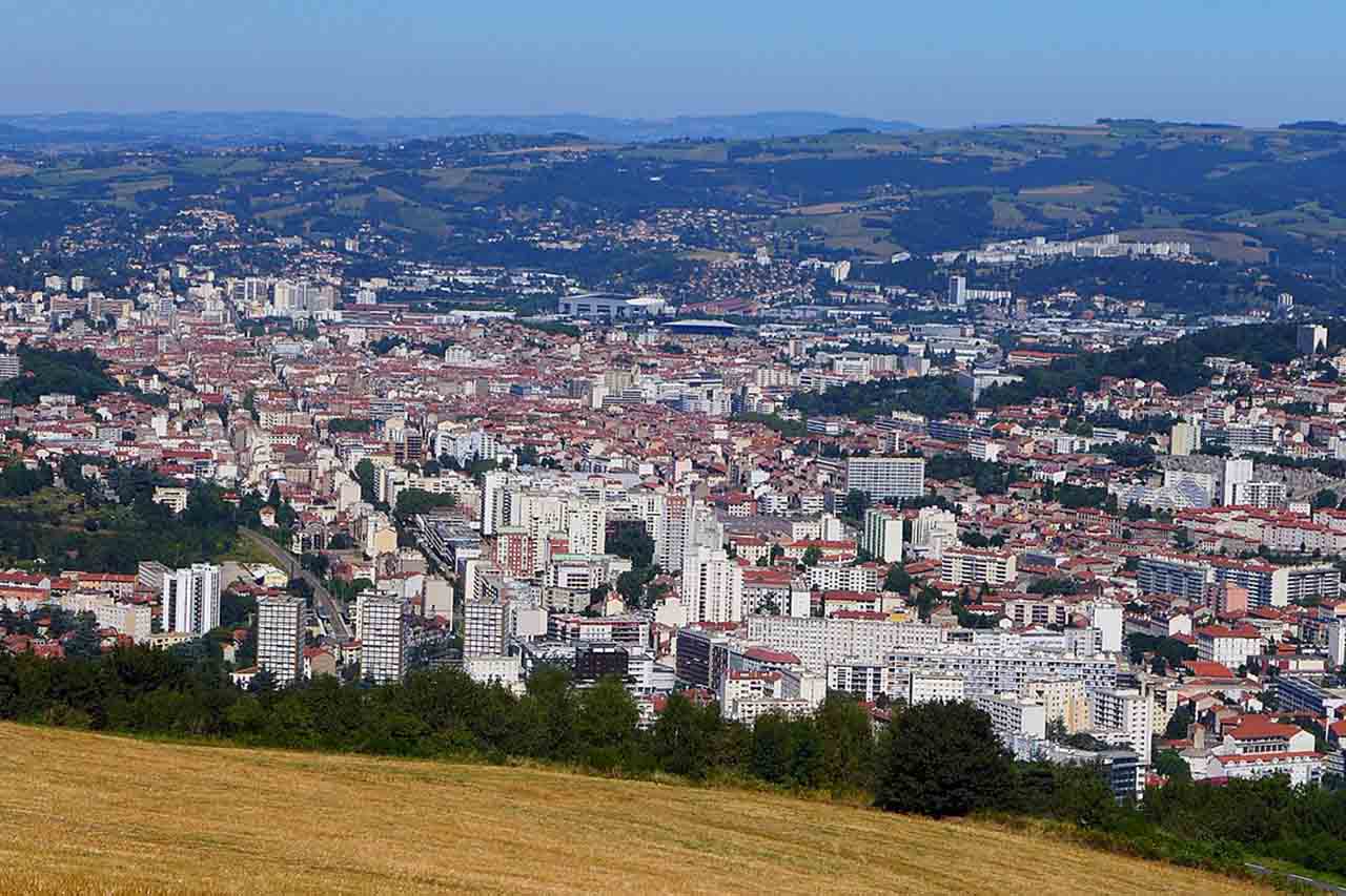 Saint-Étienne – Auvérnia-Ródano-Alpes, 170 mil habitantes. Saint-Étienne é conhecida por sua indústria e pelo design moderno. O Museu de Arte Moderna, o Parque de la Terrasse e o Bairro de Chaleyre são locais interessantes para visitar.

