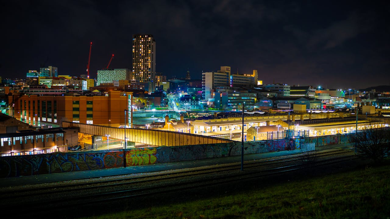 Sheffield – Inglaterra, 550 mil habitantes. Conhecida pela sua indústria de aço, Sheffield é cercada por belos parques e áreas verdes. O Museu Millenium, o Jardim Botânico e a Galeria de Arte de Sheffield são locais imperdíveis.

