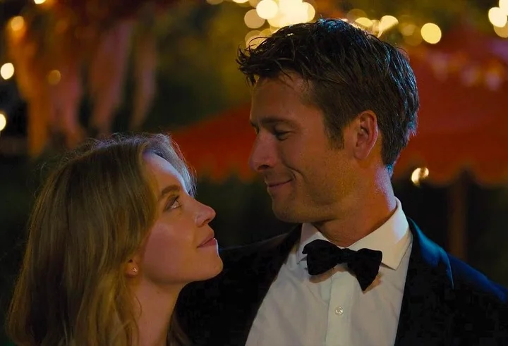 A comédia romântica Todos Menos Você, citada pela produtora Carol Baum, estreou em 2023 e não foi bem nas críticas.