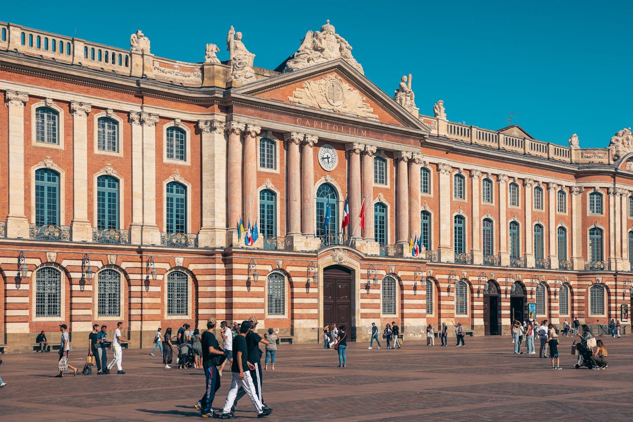 Toulouse – Occitânia, 475 mil habitantes. Conhecida como a Cidade Rosa devido aos seus edifícios de tijolos vermelhos, Toulouse é um importante centro aeroespacial. O Capitólio de Toulouse, a Basílica de Saint-Sernin e o Museu Aeroscopia são locais turísticos imperdíveis.

