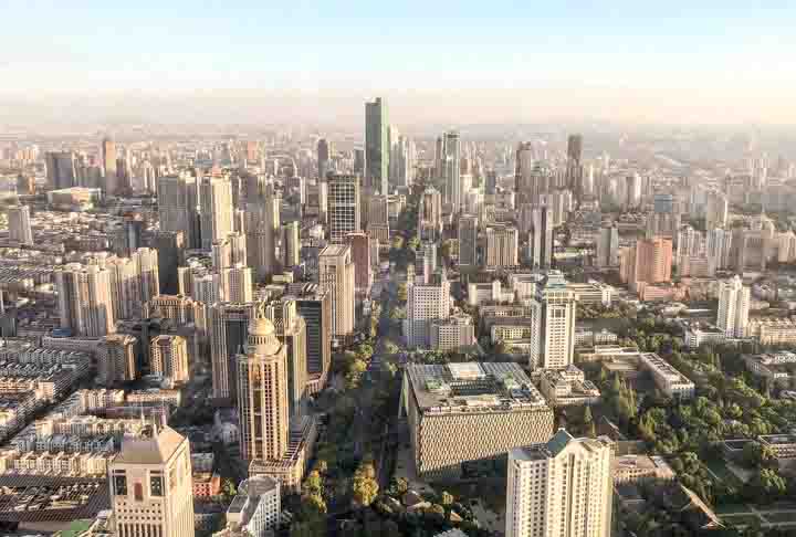 Nanjing – Jiangsu, 8 milhões de habitantes. Uma cidade histórica, Nanjing foi a capital da China em várias dinastias. Visite o Mausoléu de Sun Yat-sen, o Templo de Confúcio e o Museu de Nanjing.

