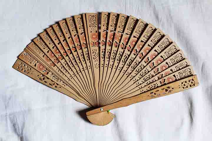 Os primeiros leques eram feitos de folhas, penas, pedras preciosas, plumas, folhas ou pergaminhos. Afinal, no século V, as hastes passaram a ser de marfim, seda, renda e tecido. Além disso, o cabo passou a ser de ouro e prata, tornando-se retráteis séculos mais tarde (XV).