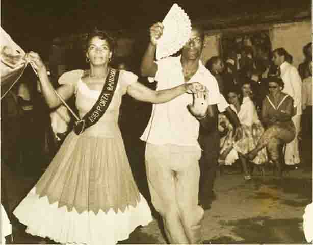 O leque é um acessório usado no carnaval e também era utilizado pelos mestre-salas que cortejam as porta-bandeiras e defendem e apresentam o pavilhão de cada escola de samba. 