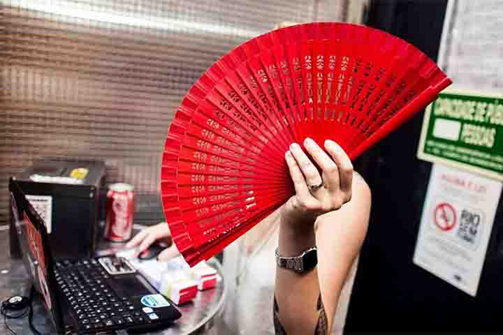 O decreto da Abertura dos Portos às Nações Amigas, assinado em Salvador, em 28 de janeiro de 1808, trouxe o comércio do restante do mundo para o solo brasileiro. Na época, o ato acabou com o Pacto Colonial entre a metrópole, Portugal, e o Brasil Colônia.

