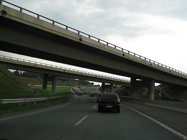 Por outro lado, as empresas se impõem defendendo as tarifas como forma de custear a manutenção das rodovias que elas administram num sistema de concessão. O pedágio é cobrado baseado na Tarifa Quilométrica (TQ), que é basicamente o que custeia cada km da rodovia. 