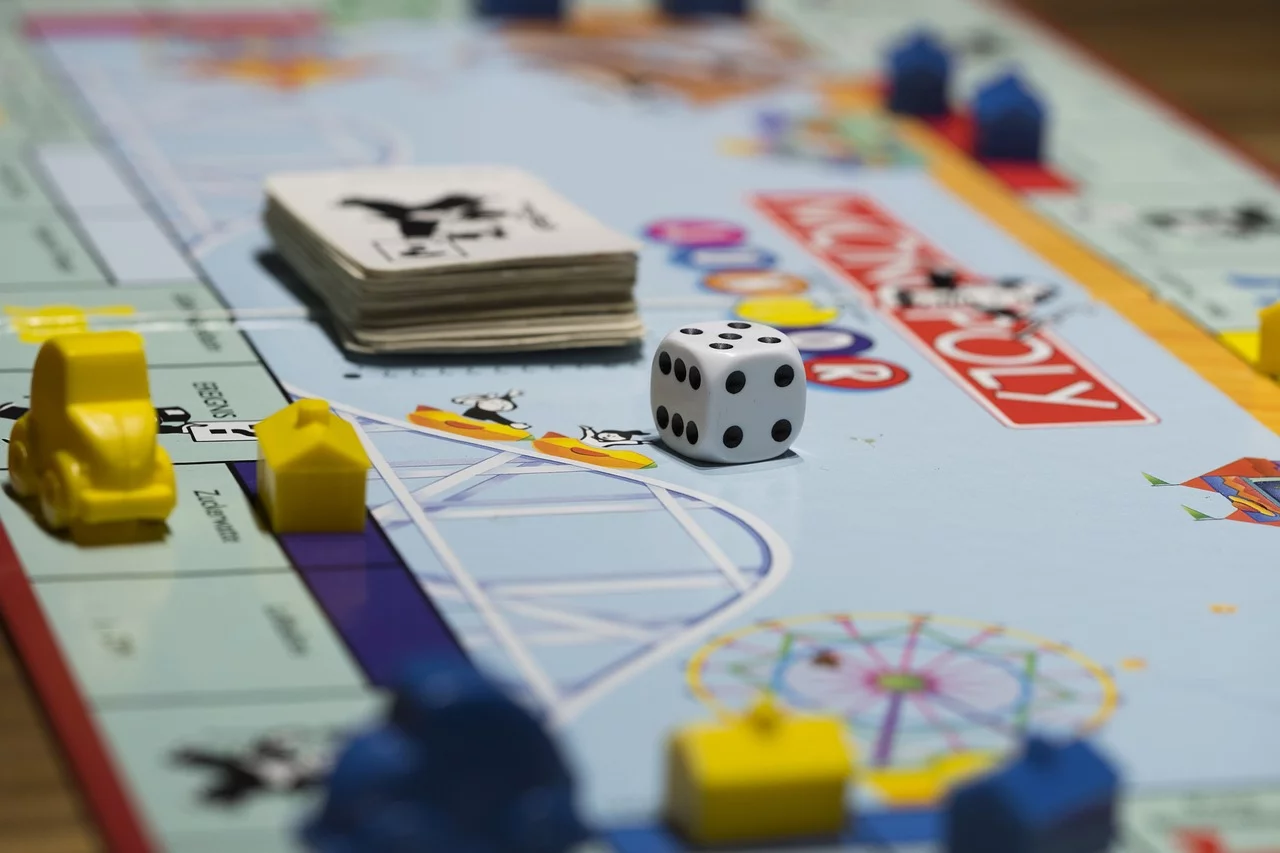 A transição para o jogo de tabuleiro moderno, que inclui títulos como Monopoly, Ludo ou Jogo da Vida, foi facilitada pelo uso dos dados como uma forma simples e acessível de determinar o progresso dentro de um jogo.