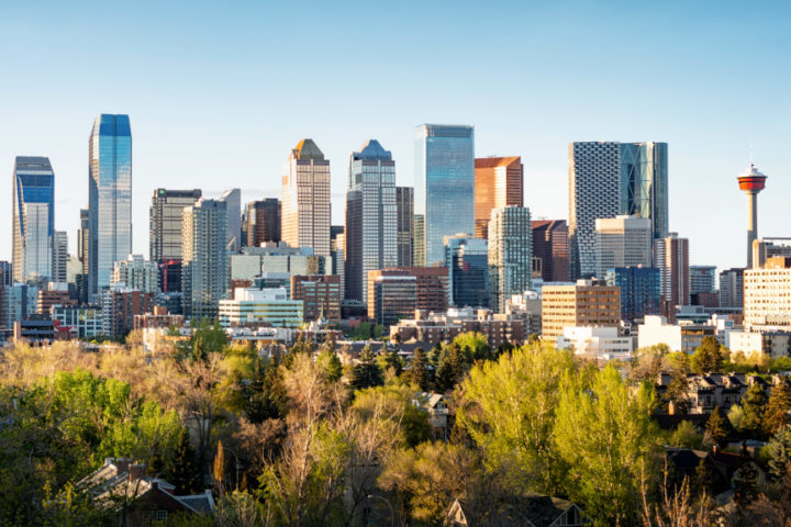 Calgary – Alberta, 1,3 milhão de habitantes. Famosa por sua proximidade com as Montanhas Rochosas, Calgary é uma cidade de forte influência no setor de petróleo. Visite o Calgary Tower, o Parque Nacional Banff e o Museu Glenbow.

