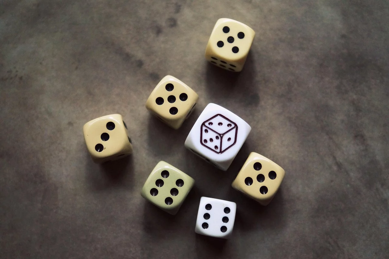Não importa sua idade, querido leitor, mas é bastante provável que você já tenha jogado algum jogo com dados, certo? Afinal, eles são instrumentos simples, mas poderosos, desempenhando papel crucial em muitas culturas ao longo da história, incluindo a dos brasileiros.