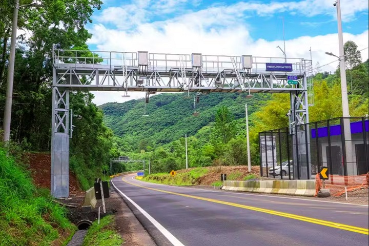 O novo modelo permite que os motoristas passem direto, sem necessidade de parada. Depois, haverá um prazo de 30 dias para pagamento por aplicativo ou sites das concessionárias. A cobrança será apenas pela quilometragem percorrida.