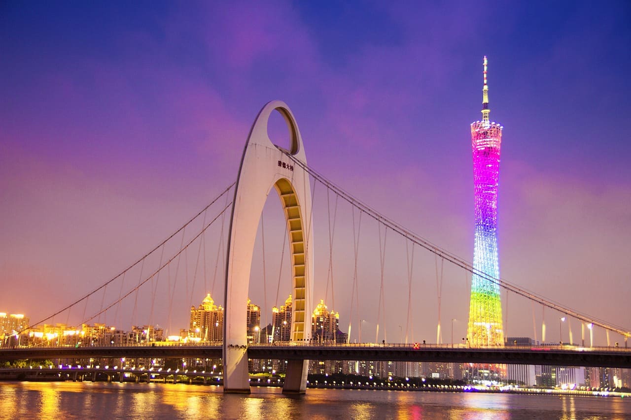 Guangzhou – Guangdong, 14 milhões de habitantes. Guangzhou, também conhecida como Cantão, é um centro de comércio e cultura no sul da China. Visite a Torre de Cantão, o Templo de Guangxiao e o Museu de Guangdong.


