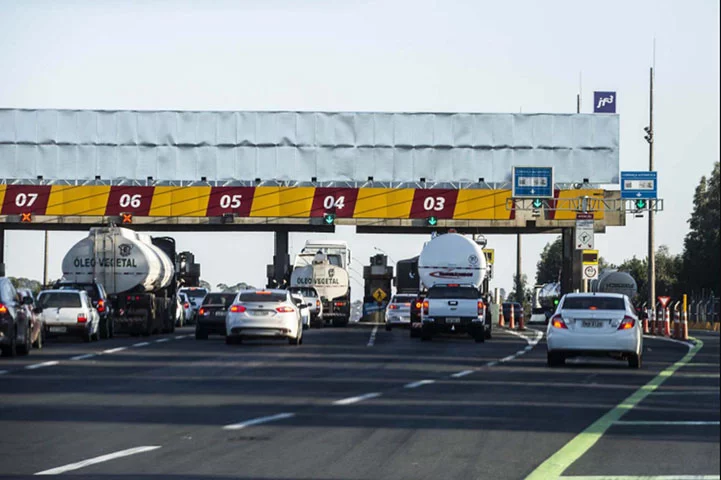 O valor cobrado em pedágios do Brasil muitas vezes é questionado por motoristas em razão do alto custo das tarifas.