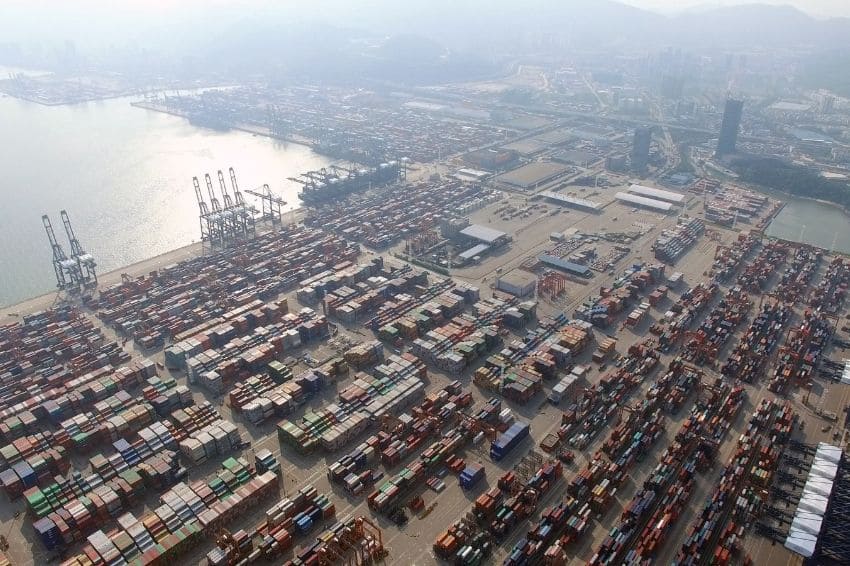 Shenzhen – Guangdong, 13 milhões de habitantes. Localizada ao lado de Hong Kong, Shenzhen é uma das cidades mais modernas da China. O Parque de Diversões Window of the World, o Museu de Arte de Shenzhen e o Shenzhen Bay Park são pontos turísticos imperdíveis.

