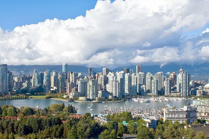 Vancouver – Colúmbia Britânica, 2,6 milhões de habitantes. Vancouver é conhecida pela sua beleza natural e cenário ao ar livre. O Stanley Park, o Aquário de Vancouver, o Mercado de Granville Island e a Capilano Suspension Bridge são pontos turísticos famosos.

