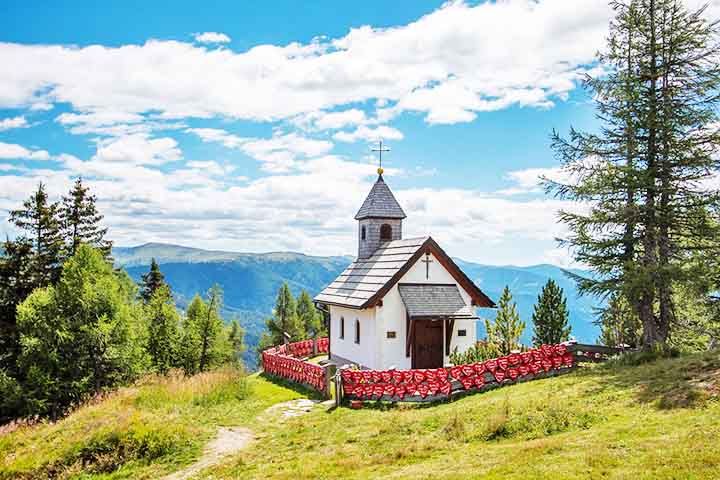 Capelas religiosas são pequenas edificações dedicadas ao culto cristão, podendo ser independentes ou anexas a igrejas, mosteiros e instituições. Geralmente, servem para orações, missas e celebrações menores, atendendo comunidades locais ou grupos específicos.