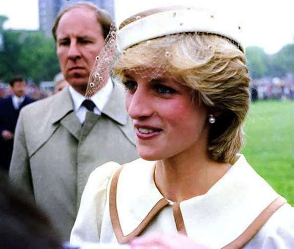 Diana Frances Spencer, nascida em 1/7/1961 em Norfolk, na Inglaterra,  era a quarta de cinco filhos. Disse que teve uma infância infeliz, com relacionamento ruim com a madrasta (os pais se divorciaram quando ela tinha 7 anos). . 