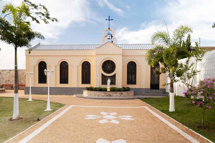 locais ou grupos específicos. Muitas são construídas em locais de devoção, como santuários ou propriedades privadas. Seu tamanho reduzido e função específica diferenciam-nas das grandes catedrais e basílicas.